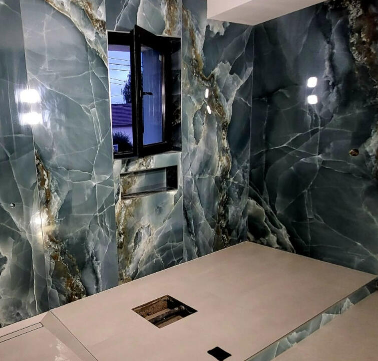 Salle de bain en onyx bleu Salle de bain grès cérame grand format effet onyx bleu, douche à l’italienne — Nina Céramique, Ain