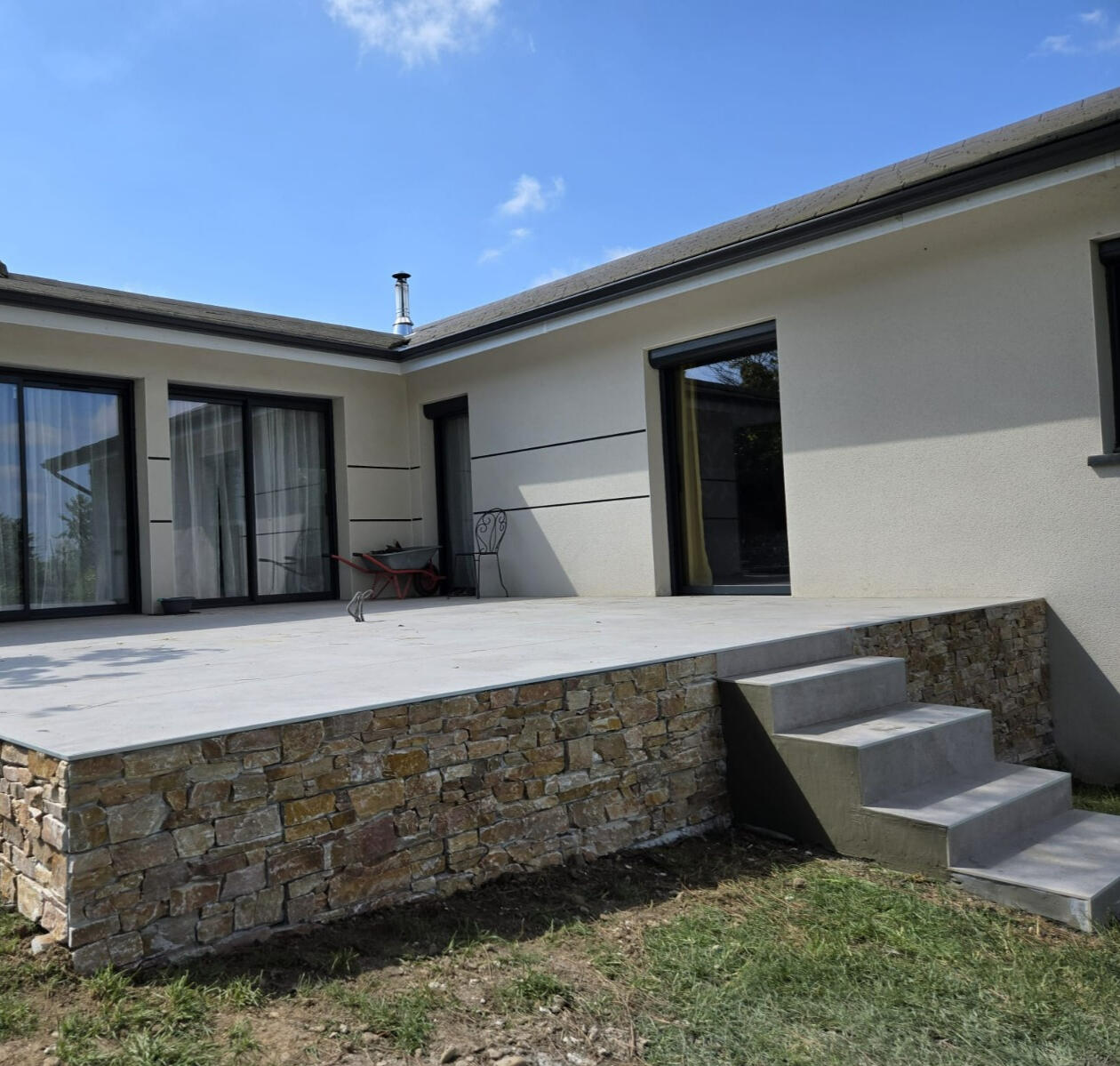 Découpe sur mur en pierre Découpe de grès cérame épousant un mur en pierre apparente — finition sur mesure Nina Céramique