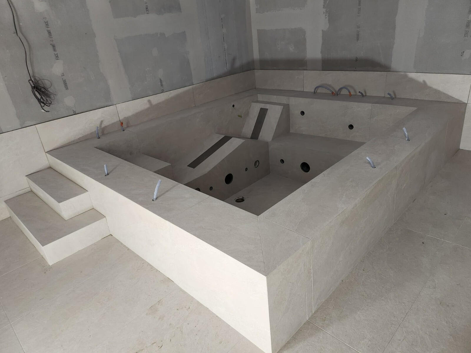 Spa maçonné et carrelé sur mesure en grès cérame — projet technique Nina Céramique