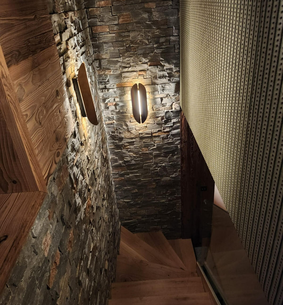 Habillage mural en pierre et bois, ambiance chalet — Nina Céramique, Savoie/Haute-Savoie