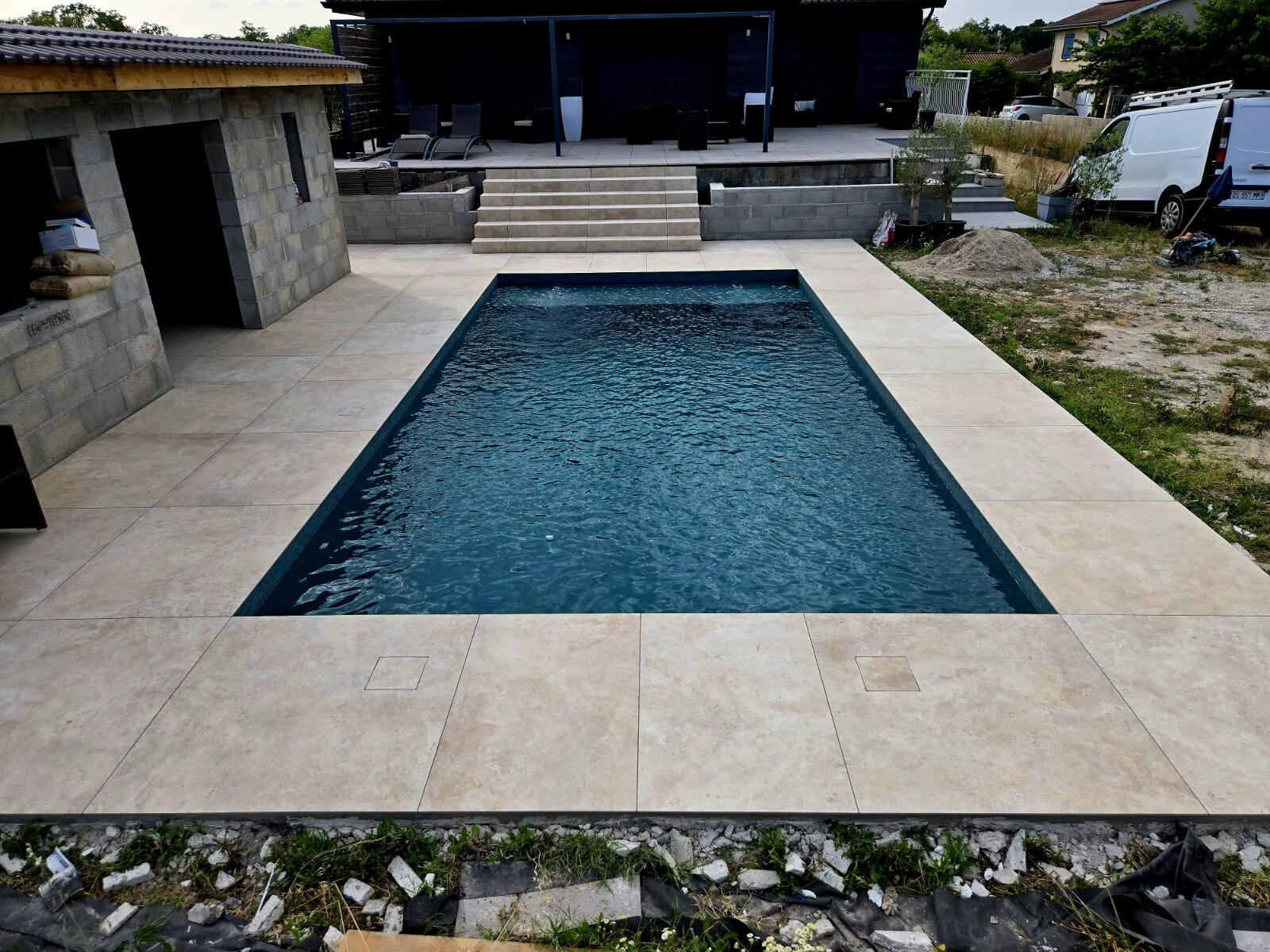 Margelles et terrasse de piscine en grès cérame effet bois — Nina Céramique, Auvergne-Rhône-Alpes
